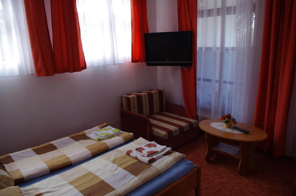 Horvath Kert Vendeghaz Hotel Zirc Exterior photo
