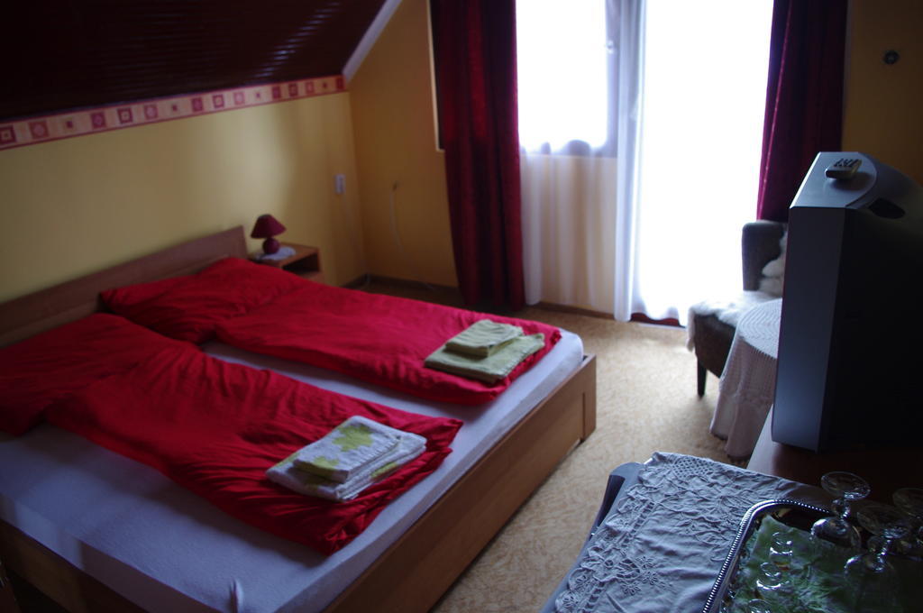 Horvath Kert Vendeghaz Hotel Zirc Room photo
